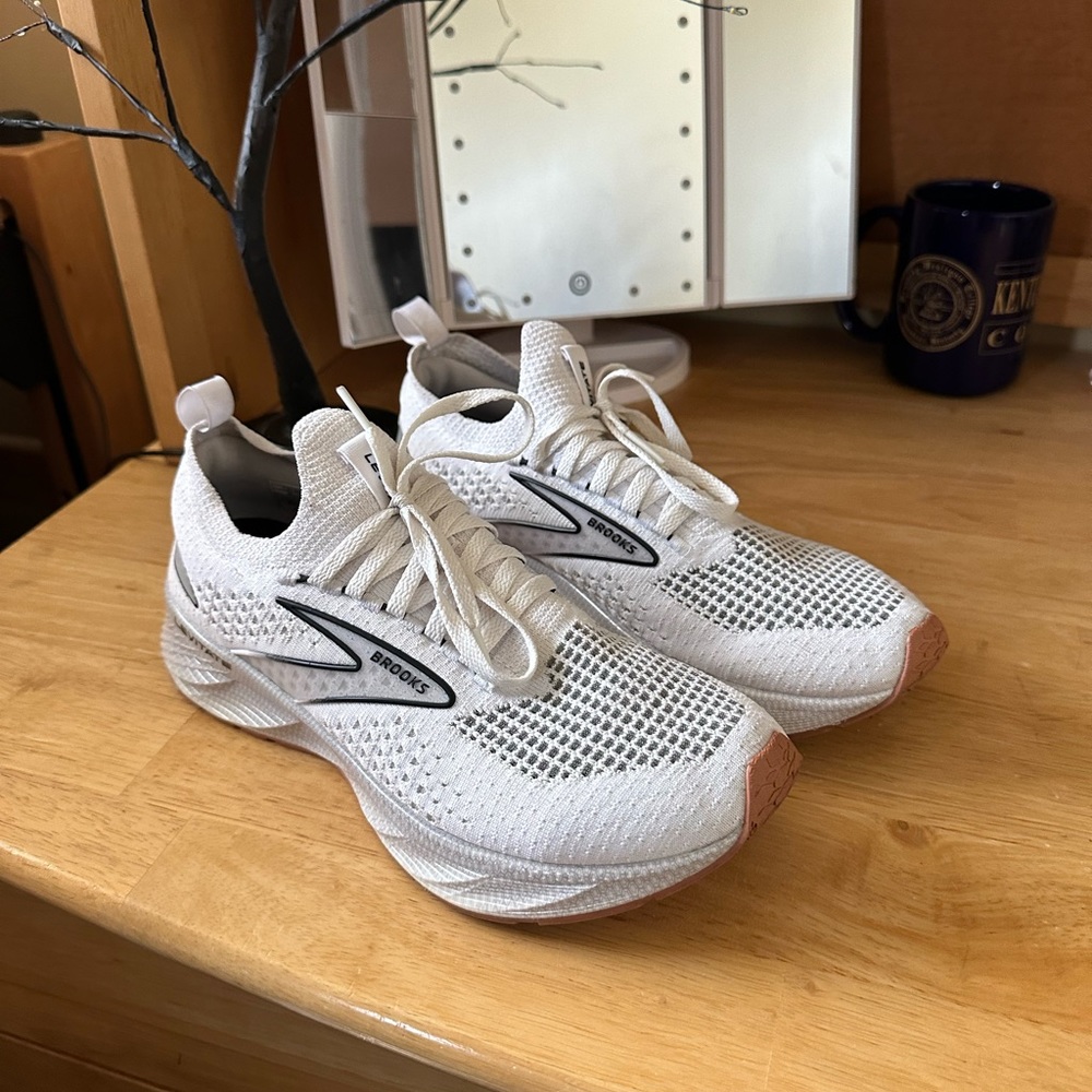 brooks levitate stealth fit 6